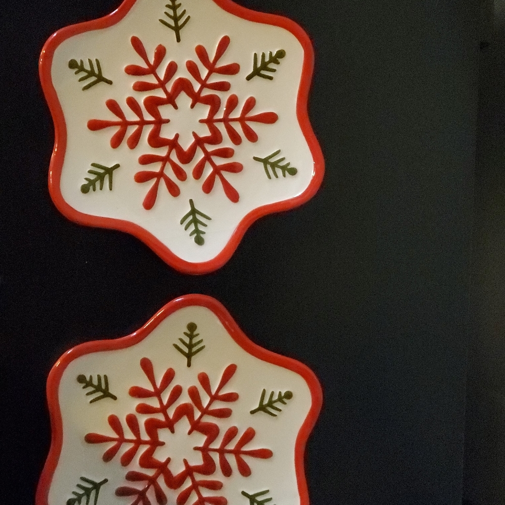 2 snowflake plates
